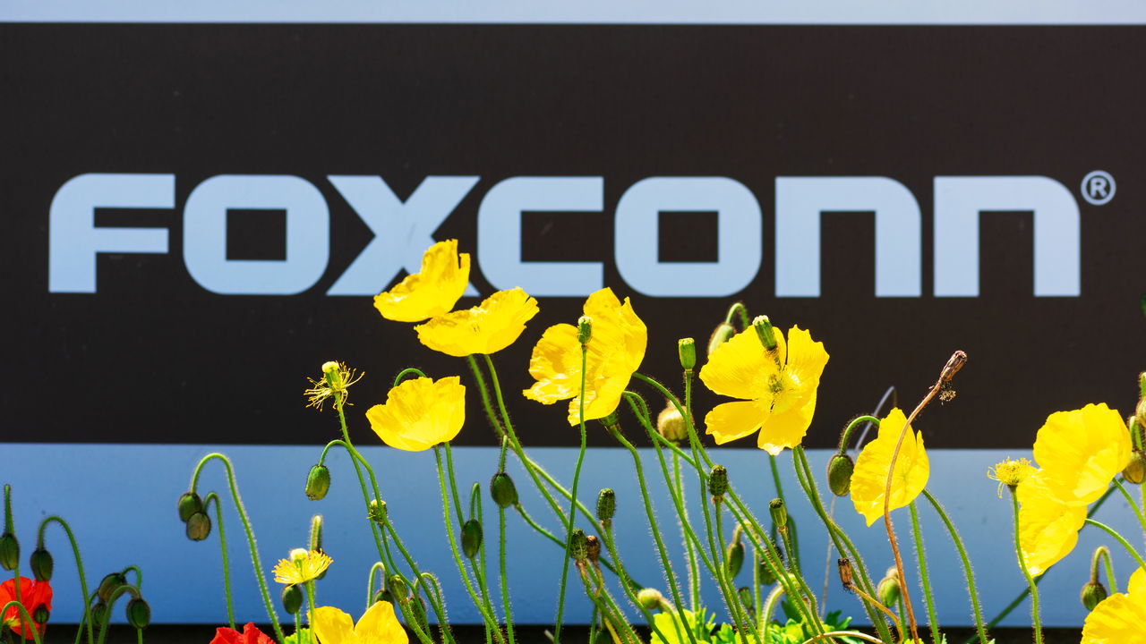 Expansão da linha elétrica: Foxconn revela dois novos carros