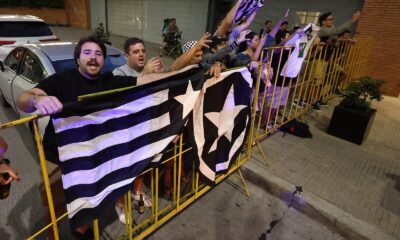 Torcedores do Botafogo em Montevidéu (Foto: Vitor Silva/Botafogo FR)