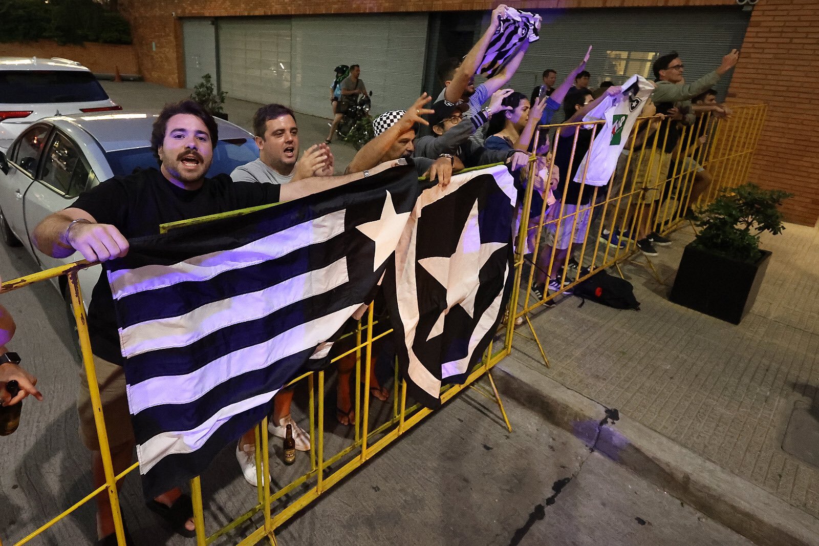 Torcedores do Botafogo em Montevidéu (Foto: Vitor Silva/Botafogo FR)