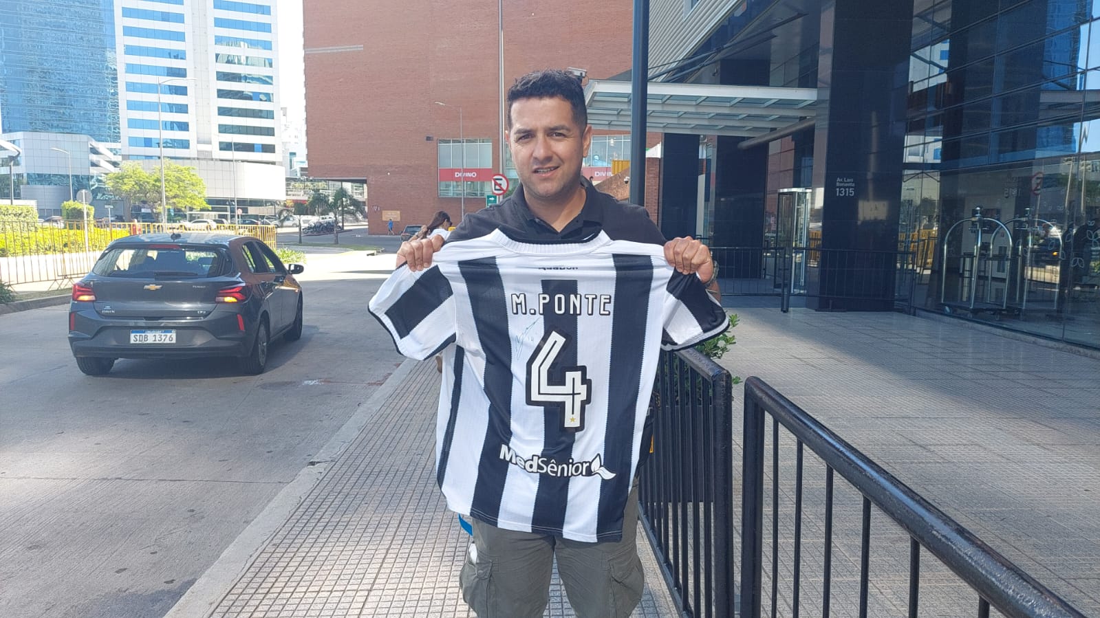 Juan, torcedor do Botafogo em Montevidéu (Foto: Thiago Veras/Super Rádio Tupi)