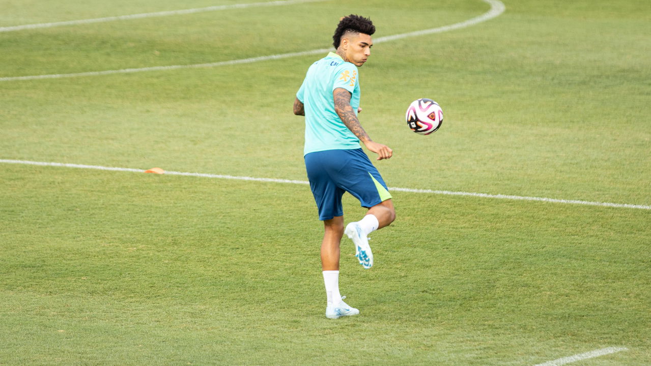 Igor Jesus, atacante do Botafogo, vem chamando atenção no cenário do futebol brasileiro e internacional. Aos 23 anos, o jogador marcou um dos gols na vitória da Seleção Brasileira por 2 a 1 contra o Chile, nas Eliminatórias da Copa do Mundo de 2026, demonstrando o porquê de ter sido convocado pelo técnico Dorival Jr. Ascensão no Futebol Brasileiro Igor Jesus, revelado pelo Coritiba, consolidou-se como um dos principais atacantes do Brasileirão Betano em 2024. Em sua primeira temporada pelo Botafogo, o jogador já marcou sete gols e concedeu uma assistência em 19 partidas, desempenhando um papel crucial na campanha do clube carioca. Este desempenho expressivo fez com que Igor se destacasse, não só no Brasil, mas também no exterior. Interesse de Clubes Internacionais em Igor Jesus O talento de Igor Jesus não passou despercebido na Europa. Relatos apontam que clubes renomados da Premier League, como Arsenal e Chelsea, estão monitorando o atacante. Edu Gaspar, diretor técnico do Arsenal, já estaria de olho no atleta desde sua passagem pelo futebol árabe, especificamente pelo Al Ahli, dos Emirados Árabes Unidos, onde Igor atuou entre 2020 e 2024. Além dos gigantes londrinos, Brighton, Brentford e Nottingham Forest também estão avaliando a possibilidade de contratação do brasileiro para a temporada de 2025. Essa crescente lista de interessados mostra o impacto de Igor Jesus no futebol europeu e sua capacidade de despertar o interesse de ligas altamente competitivas. Desempenho Internacional e Valor de Mercado O gol marcado por Igor Jesus pela Seleção Brasileira elevou ainda mais seu perfil. Com o aumento das especulações de transferência, o Botafogo, entretanto, já havia recusado uma oferta de 10 milhões de euros (aproximadamente R$ 60 milhões), ainda antes de sua estreia pelo clube. Este gol internacional pode potencialmente aumentar o valor de mercado do jogador, incentivando novos lances de clubes interessados. Impacto no Botafogo e Expectativas Futuras Dentro do Botafogo, Igor é tido como peça fundamental da equipe. Sua capacidade de decidir jogos importantes e criar oportunidades tem sido patrocinada como crucial por analistas esportivos. Com o crescimento do interesse internacional, o atleta terá a missão de manter seu foco no clube, ao mesmo tempo que analisa possibilidades futuras de expansão na carreira fora do Brasil. Em resumo, Igor Jesus se transformou em um dos principais jogadores a serem observados no futebol brasileiro atual. Sua performance consistente e capacidade de brilhar em grandes jogos certamente continuarão a atrair a atenção dos principais clubes, colocando-o como um dos talentos promissores no âmbito internacional.