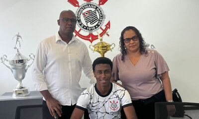 Pedro Thomas assina contrato profissional com o Corinthians