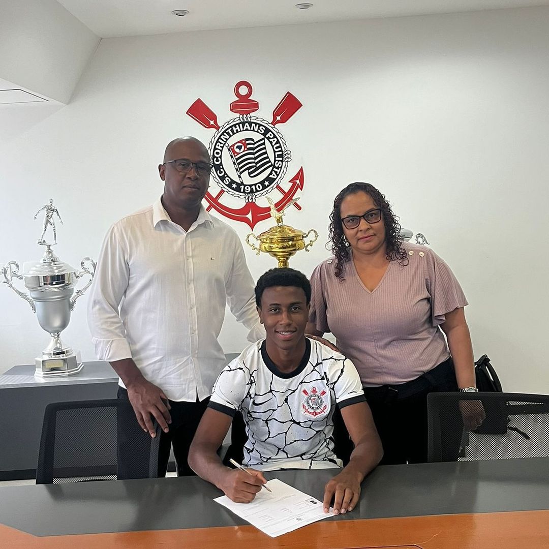 Pedro Thomas assina contrato profissional com o Corinthians