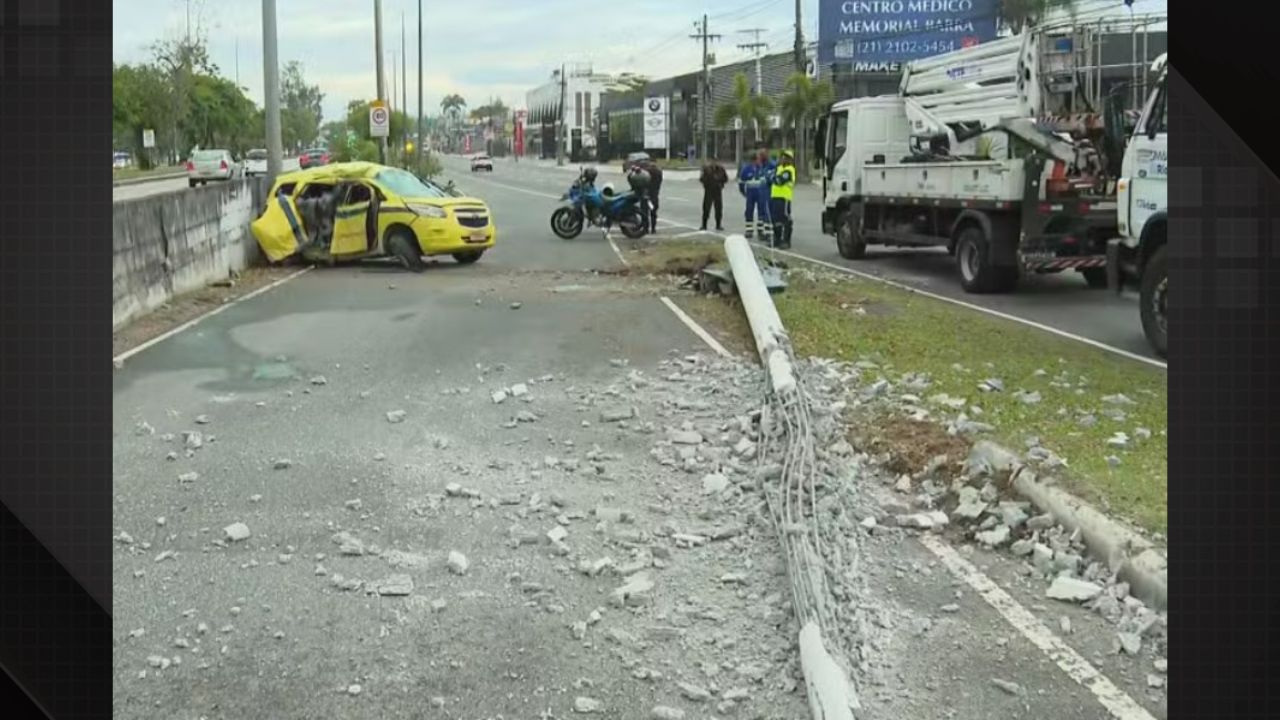 Acidente com táxi deixa um morto e trÊs feridos na Barra da Tijuca.