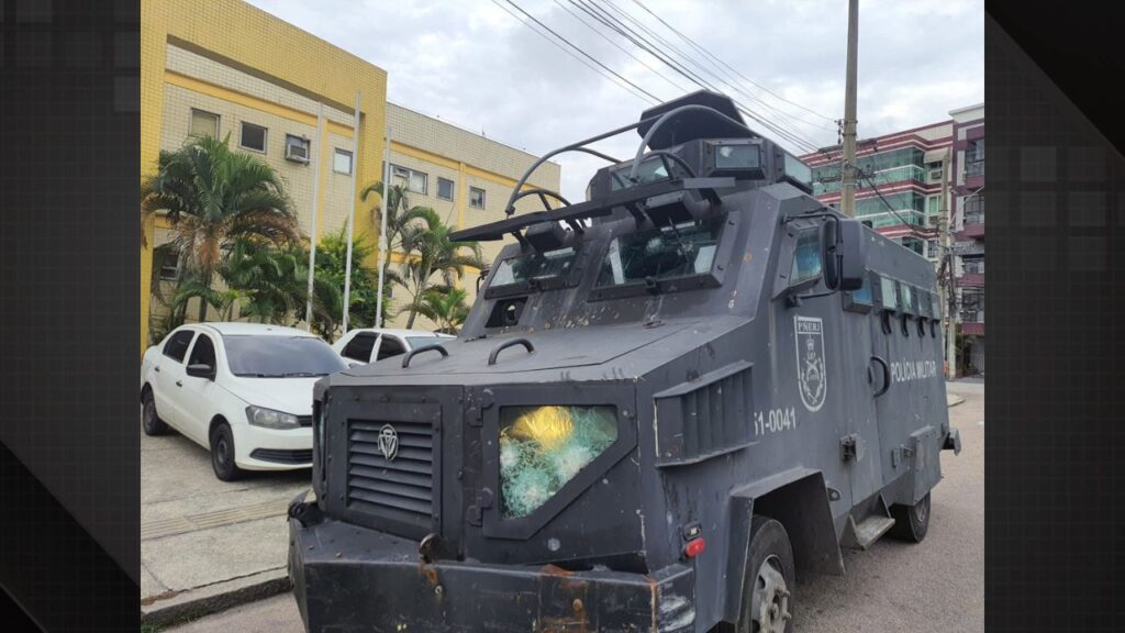 Blindado da Polícia Militar após confronto com criminosos na Zona Norte do Rio. 