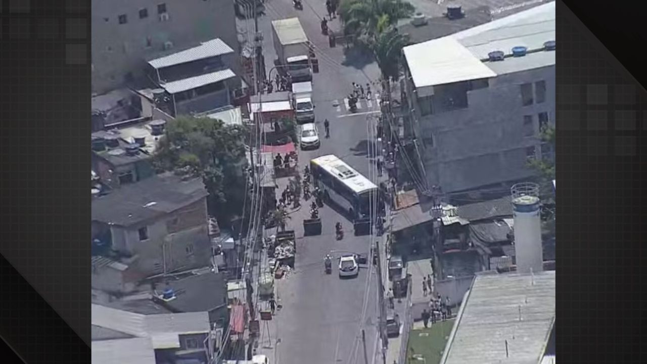 Criminosos sequestram cinco ônibus e bloqueiam Estrada do Itanhangá.