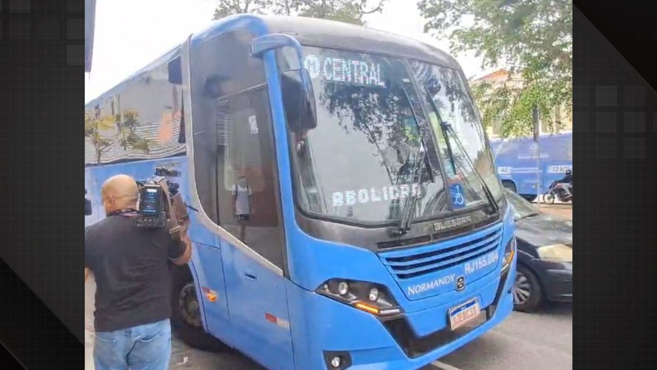 Bandidos assaltam ônibus e atiram de dentro do coletivo na Zona Norte