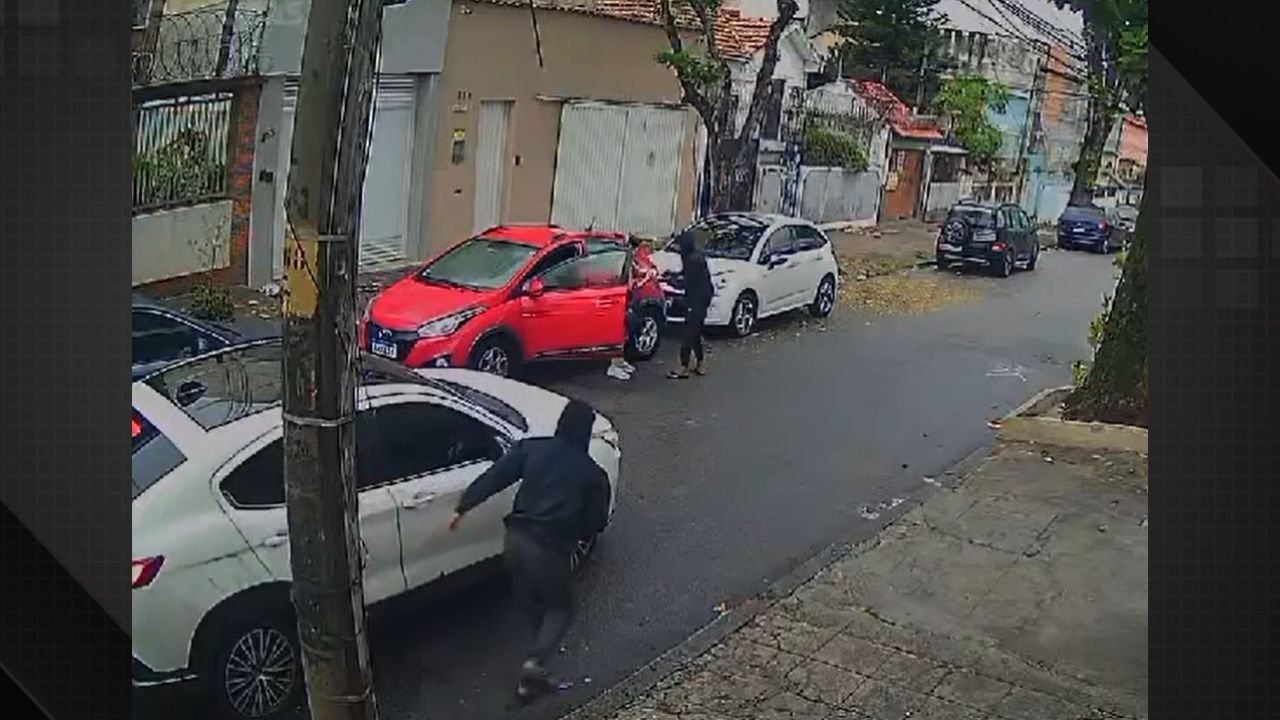 Vídeo mostra motorista sob a mira de criminosos no Méier