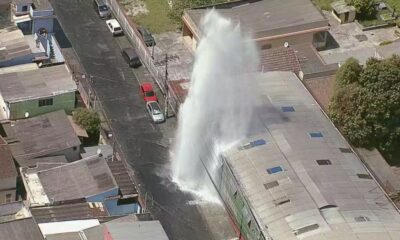 Vazamento de água atinge rua em Realengo