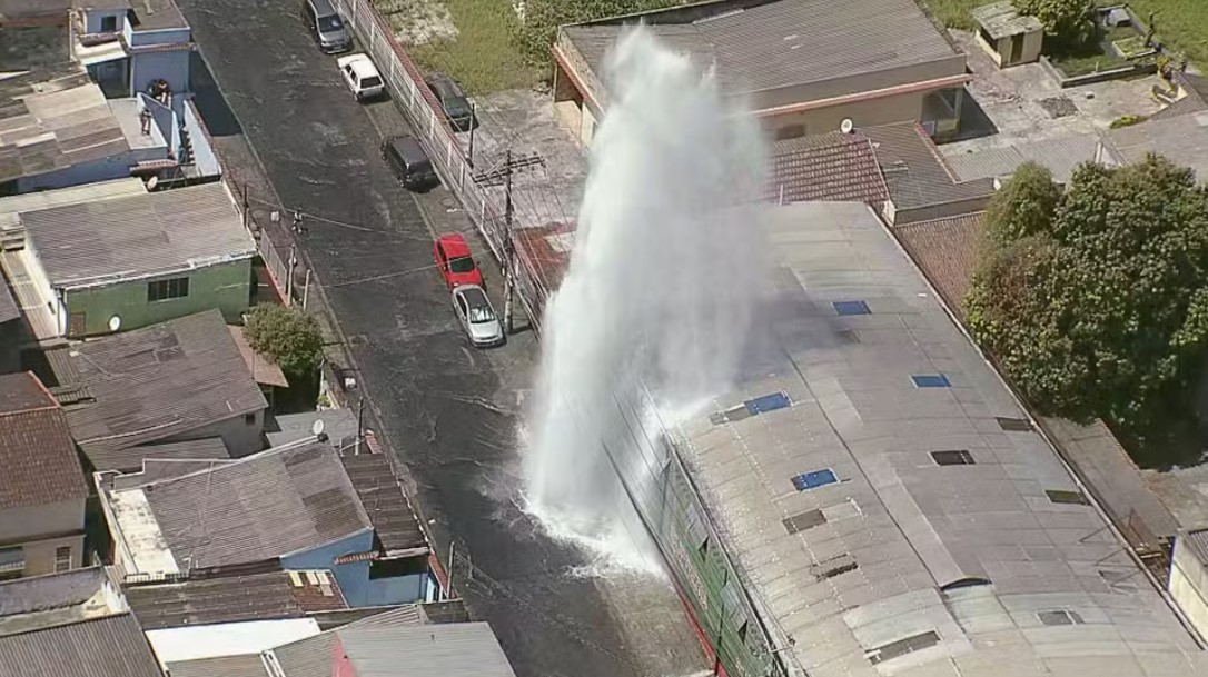 Vazamento de água atinge rua em Realengo