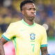 Jornal culpa Neymar pelo fracasso de Vinicius Júnior pela seleção brasileira