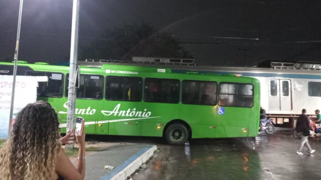 Acidente entre ônibus e trem na Baixada deixa motorista ferido.