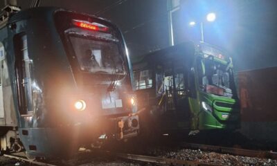 Acidente entre ônibus e trem na Baixada deixa motorista ferido