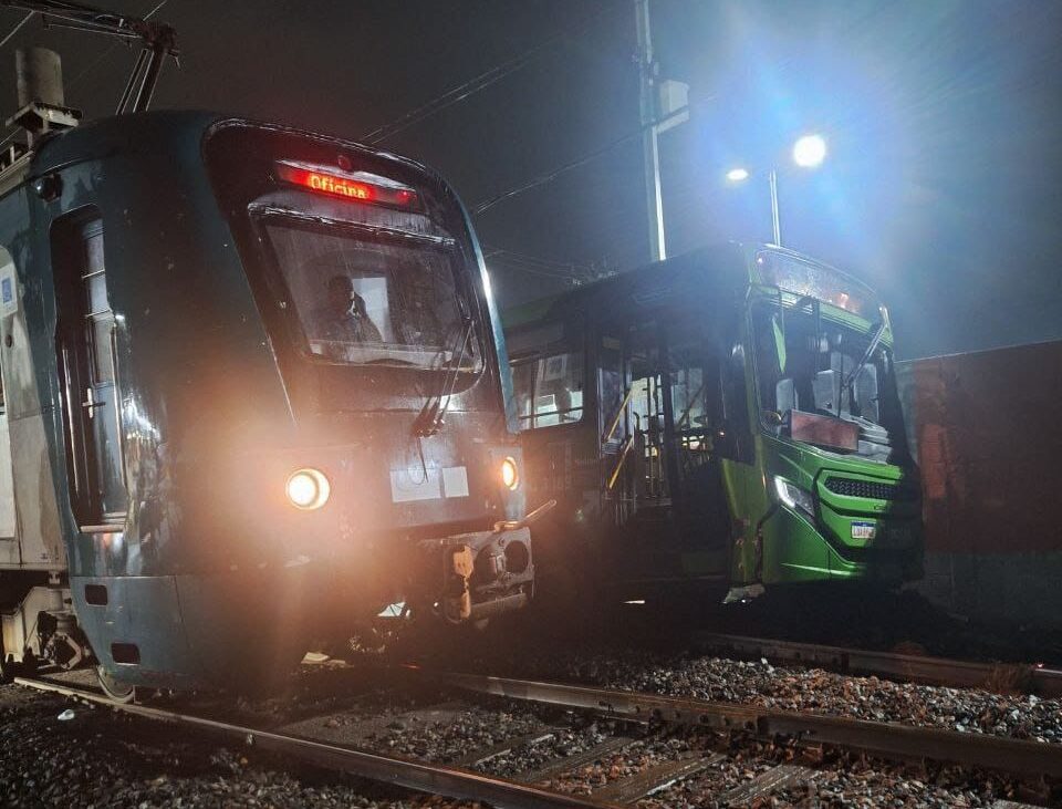 Acidente entre ônibus e trem na Baixada deixa motorista ferido