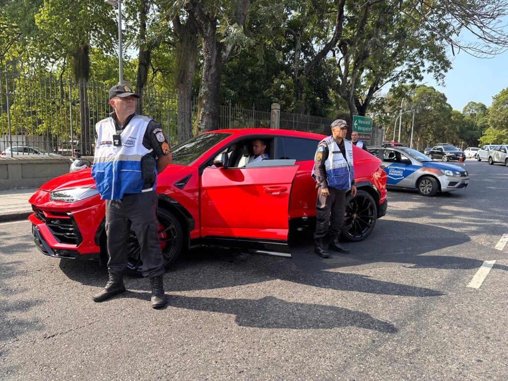 Lamborghini de R$ 4 milhões do cantor Xamã é roubada na Zona Norte do Rio. 