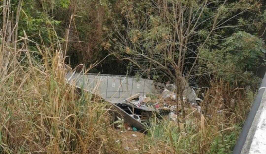 Caminhão despenca de ribanceira na Serra das Araras e deixa um ferido