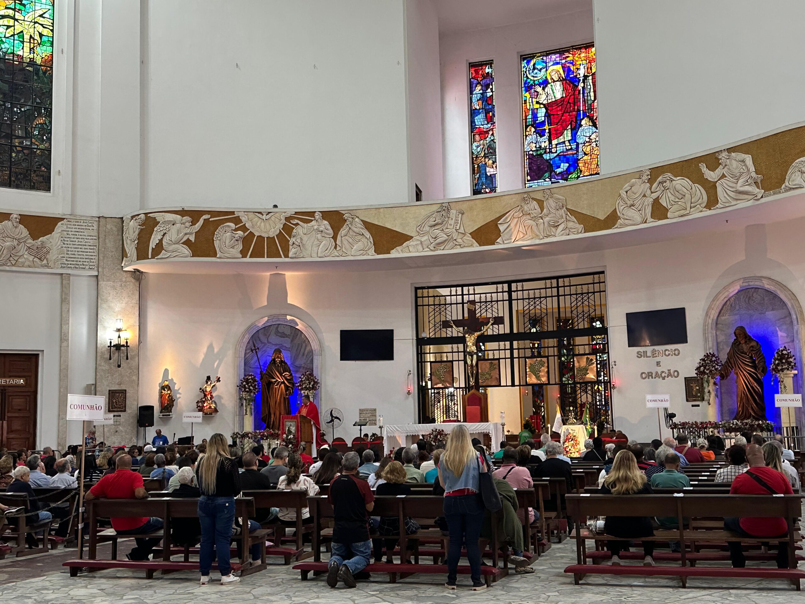 Devotos de São Judas Tadeu celebram dia do santo em igreja no Cosme Velho