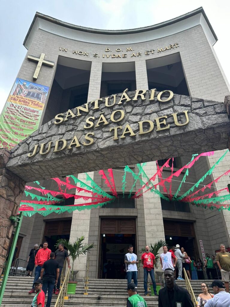 Devotos de São Judas Tadeu celebram dia do santo em igreja no Cosme Velho