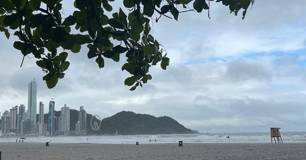 Balneário Camboriú: Chuvas e umidade elevada marcam o dia com máxima de 24,3°C