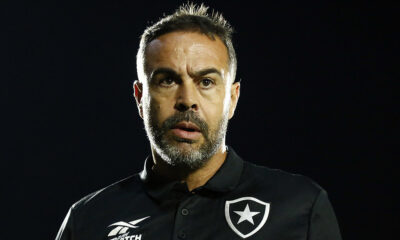 Botafogo repudia insultos xenofóbicos de torcedores do Bragantino ao técnico Artur Jorge