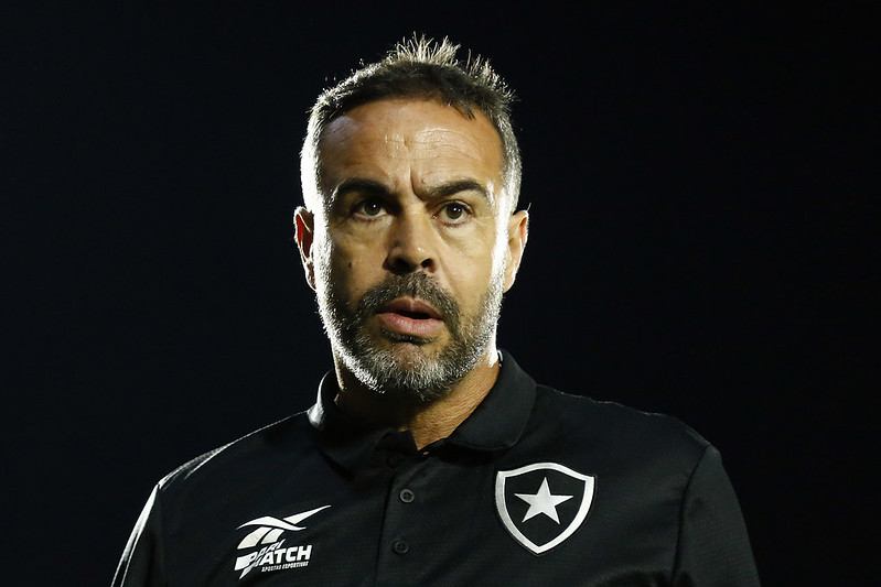 Botafogo repudia insultos xenofóbicos de torcedores do Bragantino ao técnico Artur Jorge