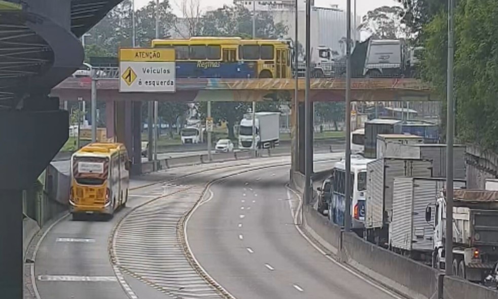 Avenida Brasil fechada na altura da Cidade Nova por conta de uma operação no Complexo de Israel.