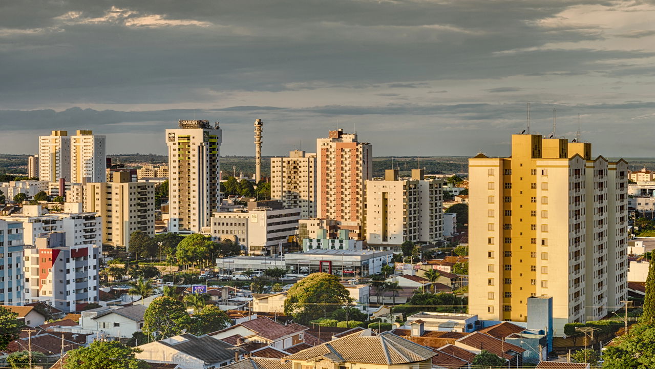 O céu de Bauru: De nuvens cinzentas a um azul radiante