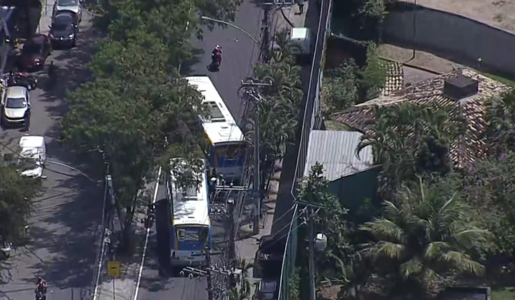 Criminosos sequestram cinco ônibus e bloqueiam Estrada do Itanhangá. 