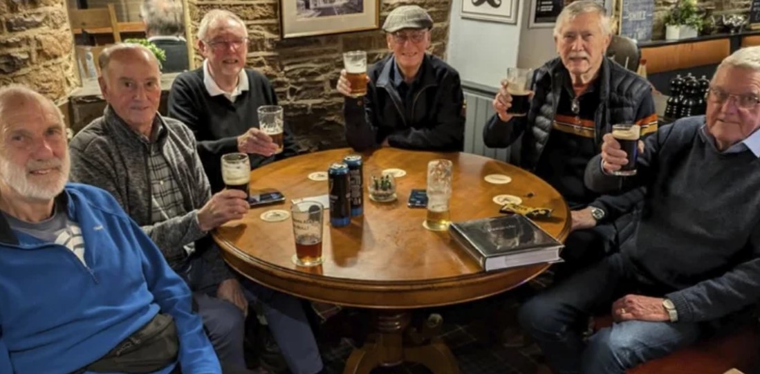 Segunda casa? Amigos se reúnem toda quinta-feira há 56 anos para tomar cerveja