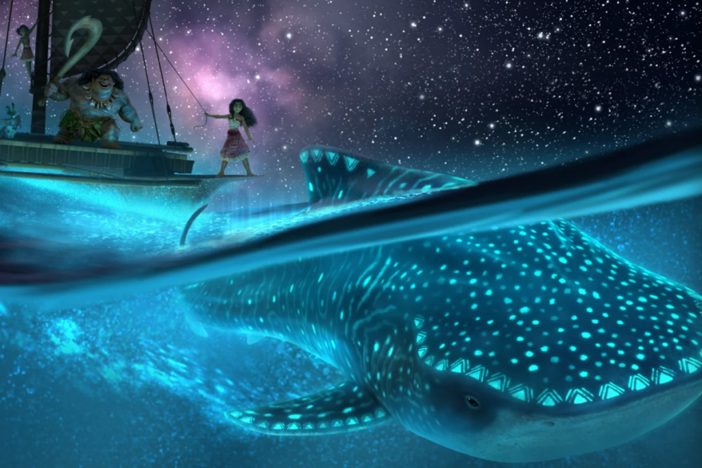 Moana e Maui navegando em um mar mágico à noite, acompanhados por uma gigantesca criatura marinha bioluminescente em "Moana 2"