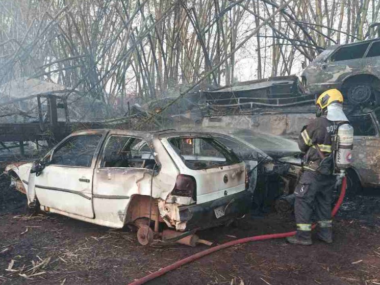 Incêndio intencional destrói 168 carros em garagem