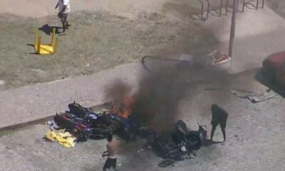 Torcedores do Peñarol ateiam fogo em motos estacionadas na orla do Recreio.