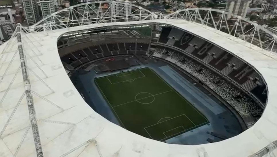 Palco do show de Bruno Mars no Rio começa a ser montado. 