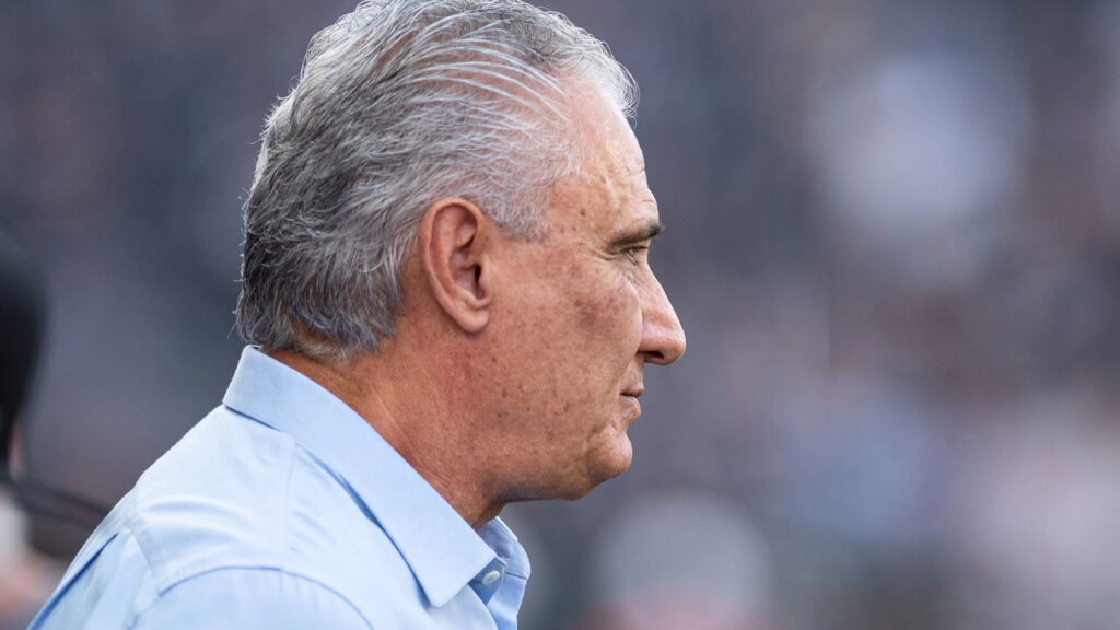 Tite Pode Ser Novo Alvo do São Paulo em 2025 No mercado futebolístico brasileiro, a figura de Tite continua a ter grande relevância, principalmente após sua saída do comando do Flamengo. Desde então, especulações sobre qual será o próximo destino do ex-treinador da Seleção Brasileira têm ganhado força. Desde que Tite deixou o Flamengo, clubes como Grêmio e Corinthians foram associados a ele, porém, sua próxima parada pode ser o São Paulo. Situação Atual do Tricolor Paulista O São Paulo está sob intensa pressão nos últimos tempos, especialmente após sua eliminação da Copa do Brasil e da Libertadores. Atualmente, o clube concentra-se no Campeonato Brasileiro, onde ocupa a quinta posição. No entanto, os recentes resultados não têm agradado a todos os dirigentes, nem a sua torcida, que se mostra insatisfeita com o desempenho nas competições. O treinador atual do São Paulo, Zubeldía, encontra-se em uma posição delicada, pressionado por parte da diretoria que deseja uma mudança no comando técnico do time. Segundo Paulo Giacomelli, há um movimento interno para abrir caminho à possível chegada de Tite. Tite e a Possibilidade no São Paulo De acordo com informações de Paulo Giacomelli, a pressão sobre Zubeldía visa criar espaço para que Tite assuma o comando do Tricolor Paulista em 2025. A proposta é vista como uma oportunidade valiosa por aqueles que defendem a saída do treinador argentino, porém a ideia não é bem recebida por toda a torcida são-paulina. Muitos torcedores do São Paulo têm suas reservas quanto à chegada de Tite, devido a sua história de sucesso no Corinthians, arquirrival do clube. Tite é considerado um dos maiores ídolos do Corinthians, o que gera uma divisão de opinião entre os fãs do Tricolor Paulista. Impacto no Futebol Brasileiro Com a possível movimentação de Tite, o cenário do futebol brasileiro pode novamente ser alterado. As grandes equipes do país constantemente passam por reestruturações técnicas em busca de sucesso em competições nacionais e internacionais. Tite, com sua vasta experiência, é sempre um nome forte nessas discussões. Nos próximos jogos, o desempenho do São Paulo em campo será decisivo para o futuro de Zubeldía. Uma continuação de resultados negativos pode influenciar na decisão da diretoria em considerar Tite para o cargo de treinador. Atenção nos Próximos Passos Mesmo diante das especulações, nenhuma decisão foi oficializada. Tanto a diretoria do São Paulo quanto Tite devem avaliar cuidadosamente as melhores opções para ambos os lados. O mercado do futebol é dinâmico, e mudanças podem ocorrer rapidamente com o desenrolar da temporada. O possível interesse do São Paulo por Tite reflete a busca por estabilidade e conquistas. Porém, a relação de Tite com o Corinthians continua a ser um fator relevante na discussão, afetando a percepção e a aceitação de um possível ingresso no Morumbi.