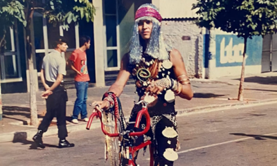 Goiânia está em luto com a morte de Maurício Vicente de Oliveira, conhecido como Mauricinho Hippie, um dos ícones culturais da cidade. Mauricinho faleceu aos 80 anos, e a notícia foi divulgada pela família na manhã de domingo (10). A causa da morte não foi revelada. Mauricinho foi uma figura marcante nos anos 1970, conhecido por seu estilo extravagante e irreverente, que chamava a atenção onde quer que passasse. Ele foi um dos pioneiros na luta LGBTQI+ em Goiânia e um artista plástico que militou pelas galerias de arte da cidade. Além disso, deu nome à Praça Hippie, um importante ponto cultural da cidade. A família destacou que, apesar de sua morte, a figura única e irreverente de Mauricinho permanecerá na memória de todos os goianos. "Sua arte e sua maneira de ser ficarão eternizadas na arte goianiense," disse o comunicado da família.