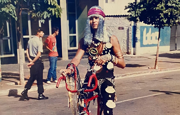 Goiânia está em luto com a morte de Maurício Vicente de Oliveira, conhecido como Mauricinho Hippie, um dos ícones culturais da cidade. Mauricinho faleceu aos 80 anos, e a notícia foi divulgada pela família na manhã de domingo (10). A causa da morte não foi revelada. Mauricinho foi uma figura marcante nos anos 1970, conhecido por seu estilo extravagante e irreverente, que chamava a atenção onde quer que passasse. Ele foi um dos pioneiros na luta LGBTQI+ em Goiânia e um artista plástico que militou pelas galerias de arte da cidade. Além disso, deu nome à Praça Hippie, um importante ponto cultural da cidade. A família destacou que, apesar de sua morte, a figura única e irreverente de Mauricinho permanecerá na memória de todos os goianos. "Sua arte e sua maneira de ser ficarão eternizadas na arte goianiense," disse o comunicado da família.