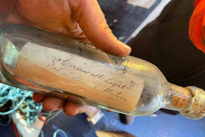 Mensagem em garrafa de 132 anos é encontrada em farol da Escócia