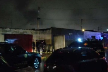 Políciais militares e federais passaram a noite periciando a casa onde o homem morto nas explosões passou os últimos dias.