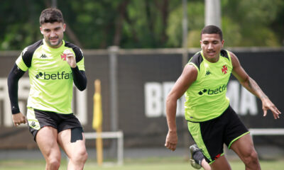 Victor Luis e Mateus Carvalho. Treino do Vasco (Foto: Matheus Lima/Vasco)