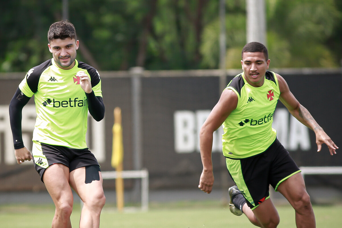 Victor Luis e Mateus Carvalho. Treino do Vasco (Foto: Matheus Lima/Vasco)