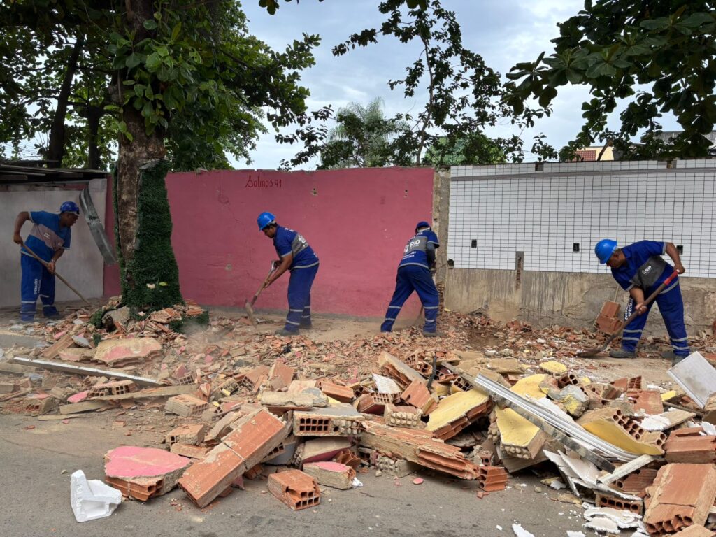 Construções irregulares são demolidas na Zona Oeste do Rio.