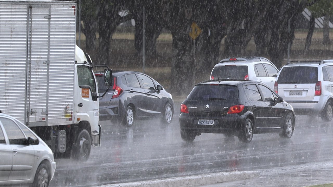 Brasília: Chuva moderada (88% de chance) e máxima de 24,6°C - Confira os detalhes!