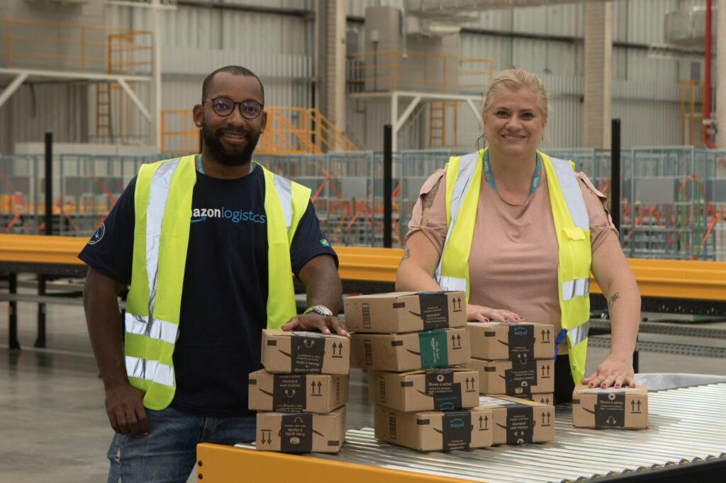 "Associados" da Amazon Brasil  — como são chamados seus funcionários, no Centro de Distribuição da empresa. Foto: Amazon