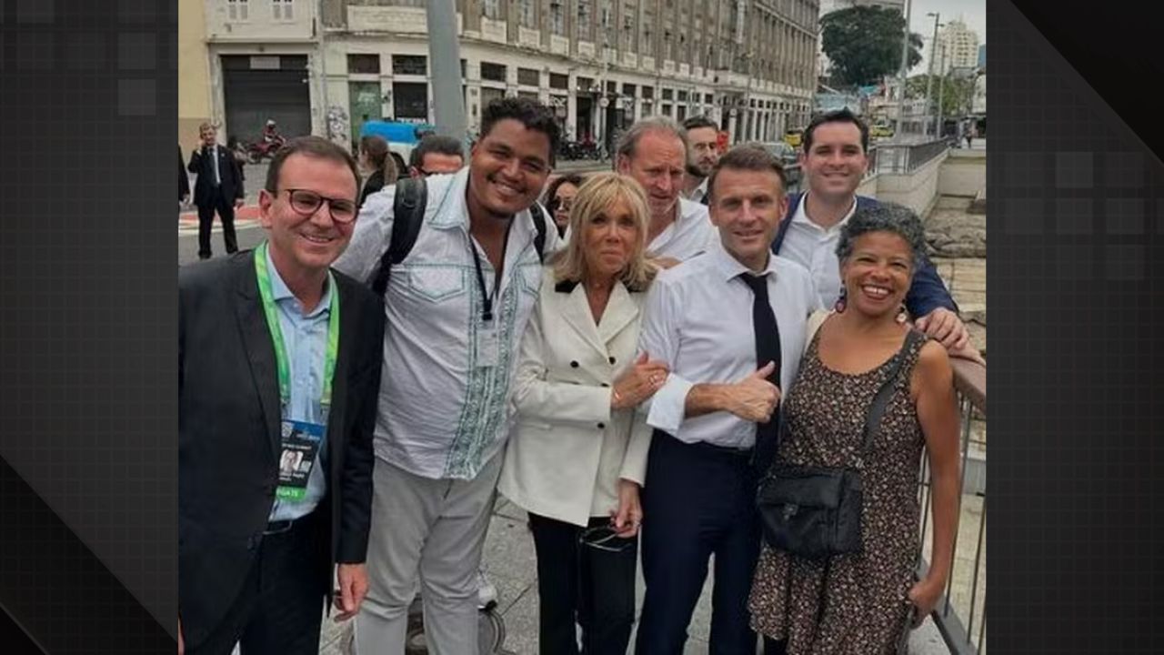 Guia turístico sofre ofensas racistas em visita de Macron no Rio