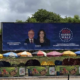 Outdoors em apoio a Kamala Harris e Donald Trum foram espalhados pela cidade