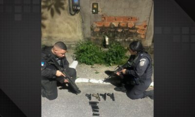 PM prende quatro criminosos e apreende armas após ataque na Baixada