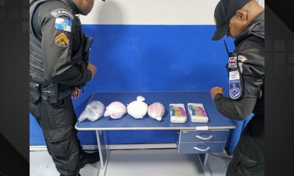 Woman caught with large amount of cocaine at Rio Bus Terminal