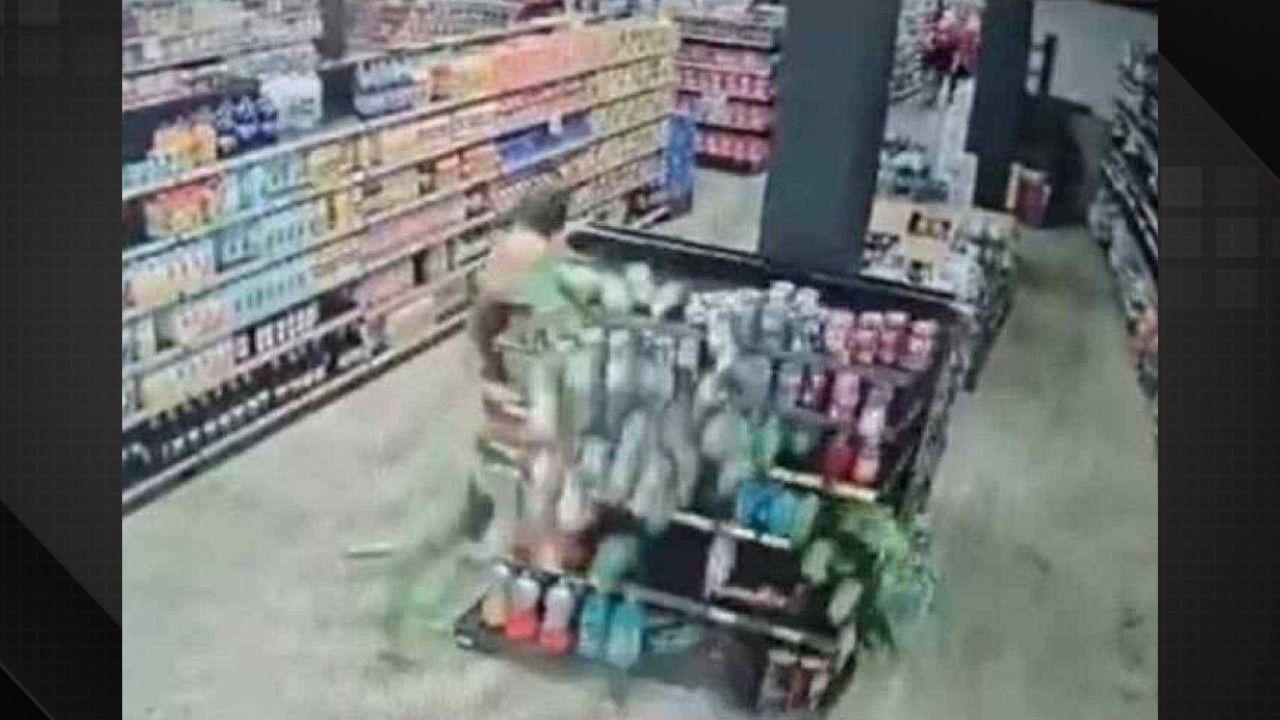 Homem em surto destrói supermercado