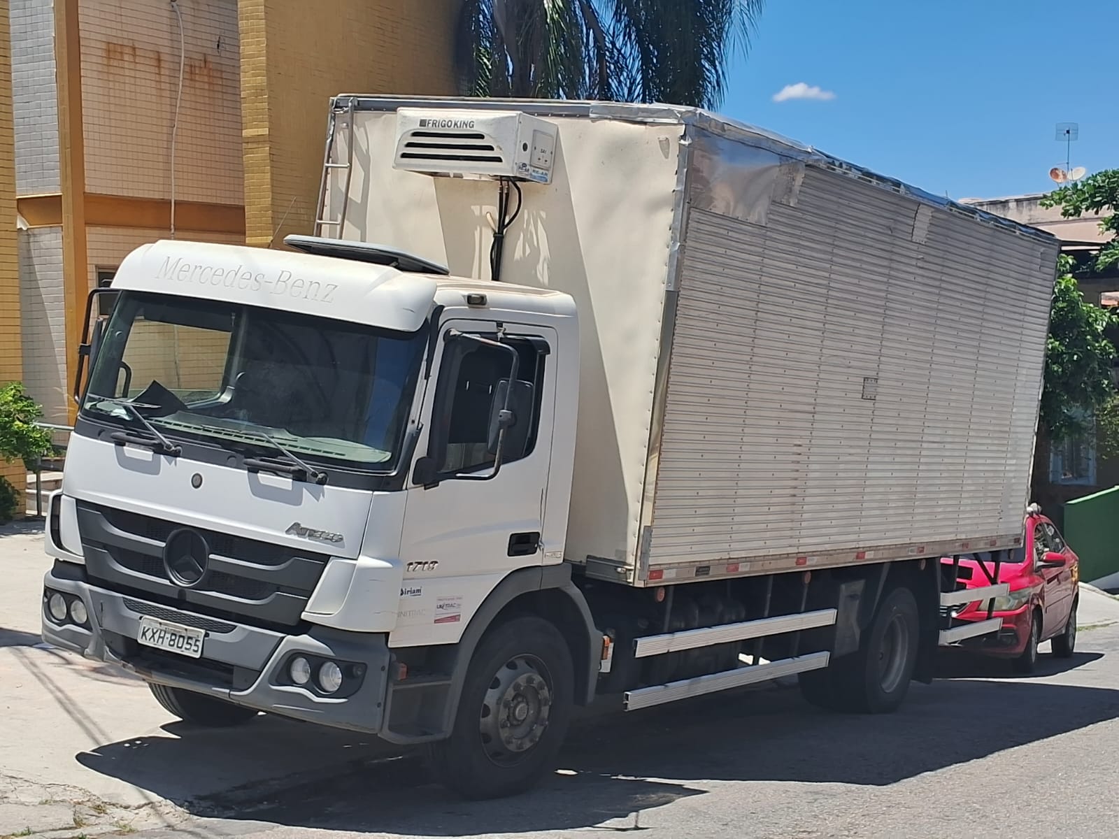 Roubo a caminhão de carnes deixa motorista e ajudante na mira de bandidos no Rio