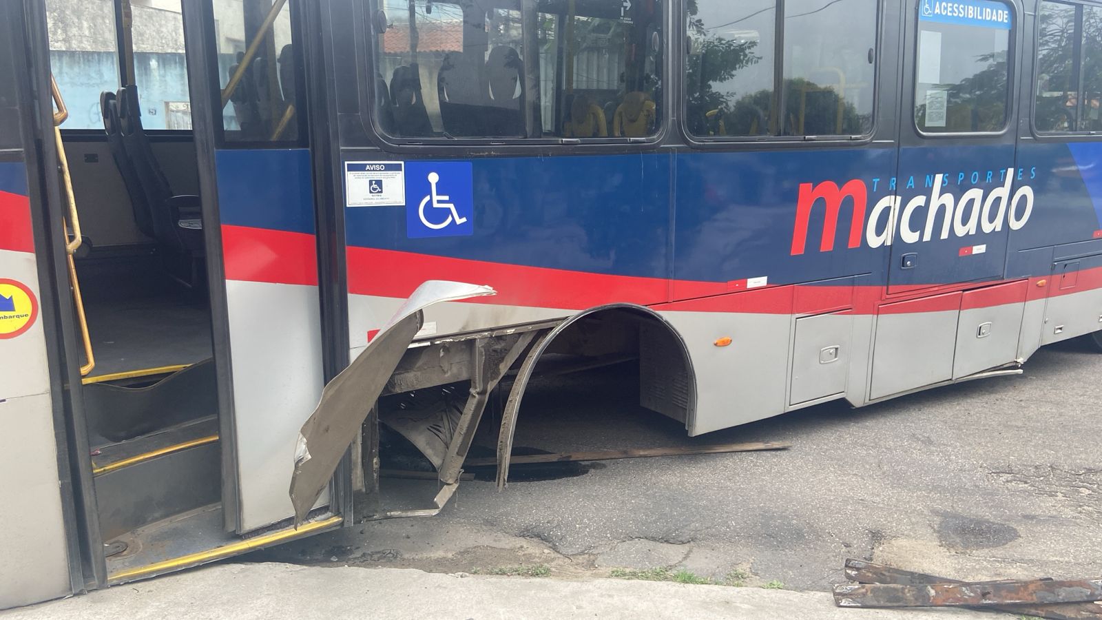 Transmissão de ônibus com 30 passageiros se solta e deixa um ferido no Rio.